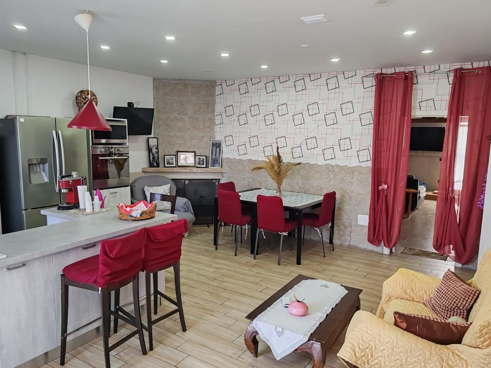 Coffee/tea facilities, Dining area, dishwasher, oven, stove