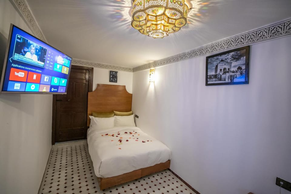 Bed, TV and multimedia, Bedroom