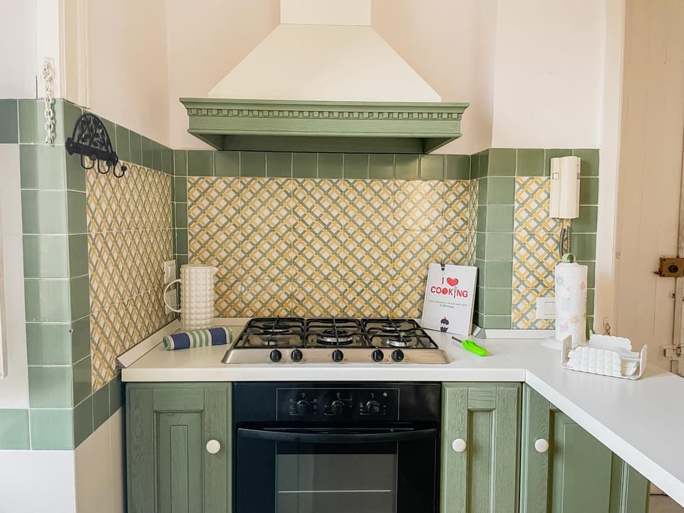 Kitchen or kitchenette, pet friendly, stove