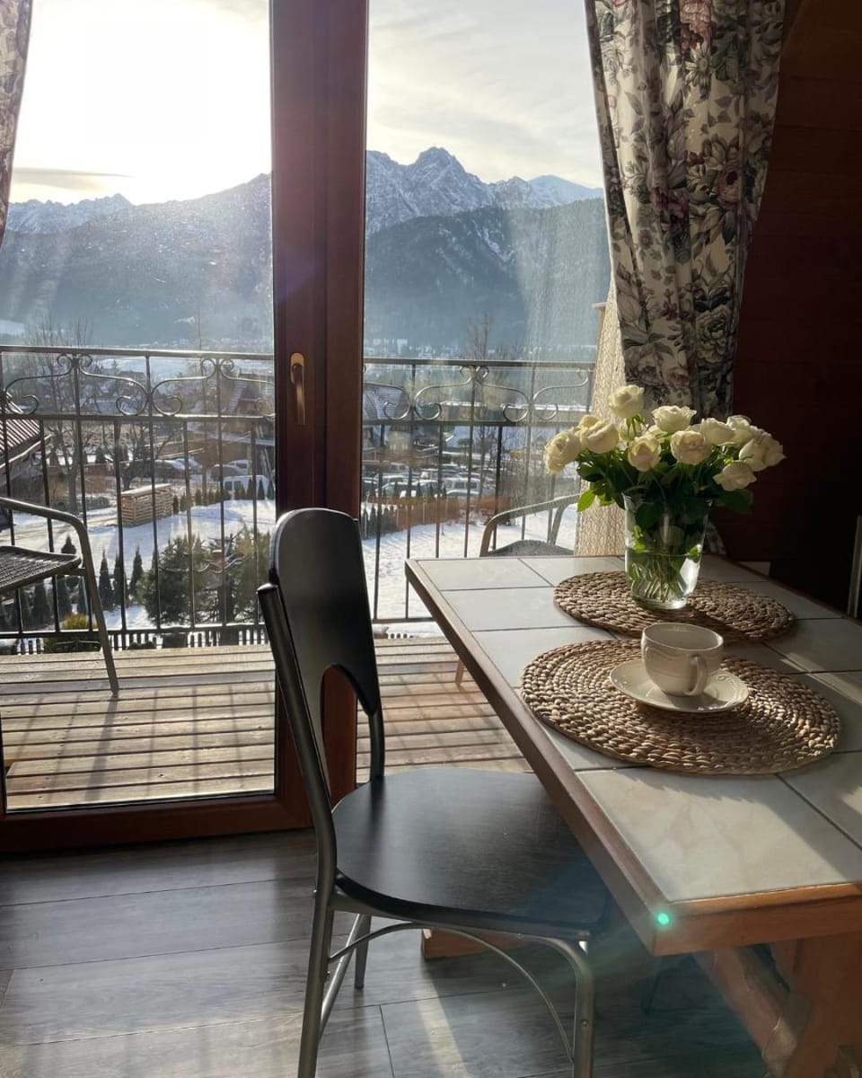 Balcony/Terrace, Mountain view