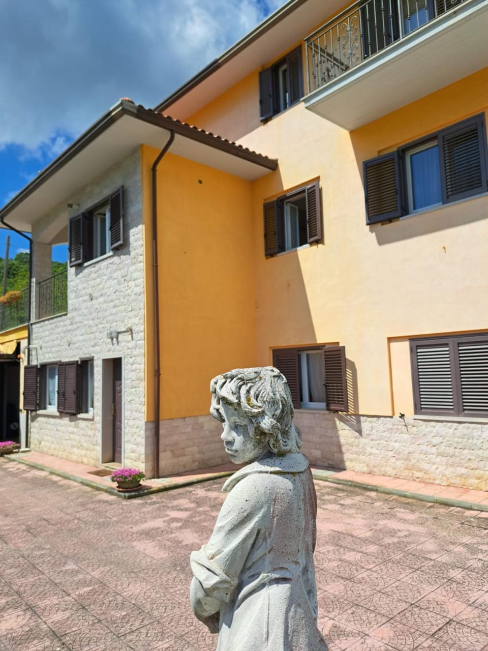 La casa di mezzo-affitti brevi-zona ospedali House in Molise, Italy