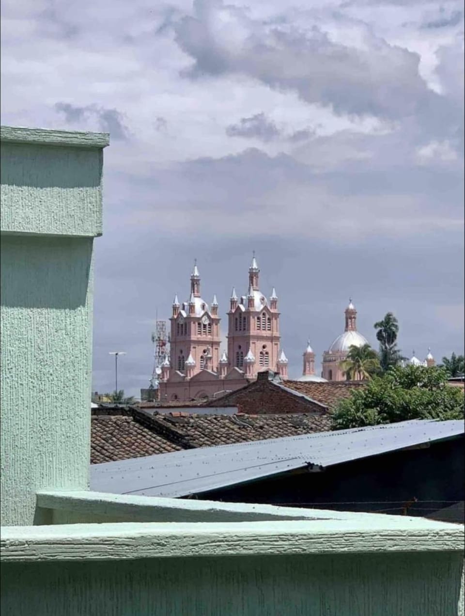 Apto a 300 mts de la Basilica de Buga + Wifi Apartment in Buga