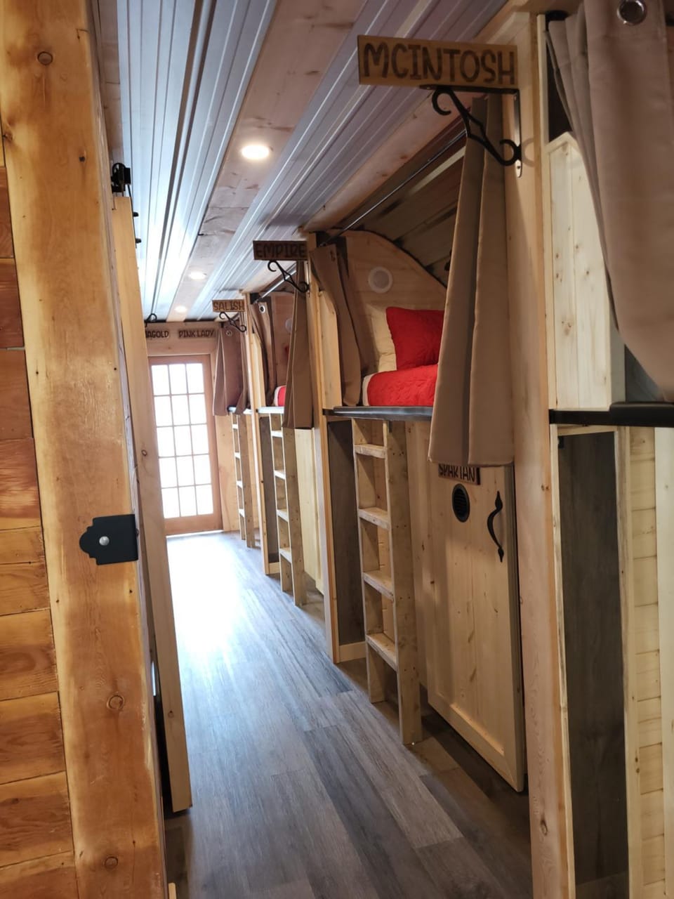 THE ORCHARD (HOSTEL WITH PRIVATE BUNKS) Hostel in Radium Hot Springs