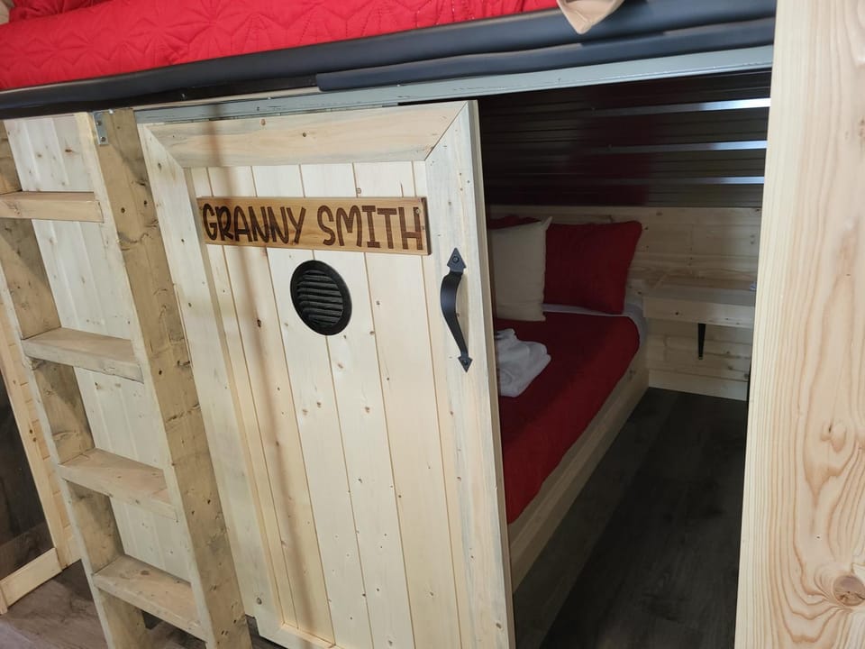 THE ORCHARD (HOSTEL WITH PRIVATE BUNKS) Hostel in Radium Hot Springs
