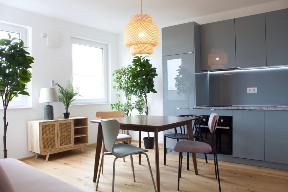 Kitchen or kitchenette, Dining area