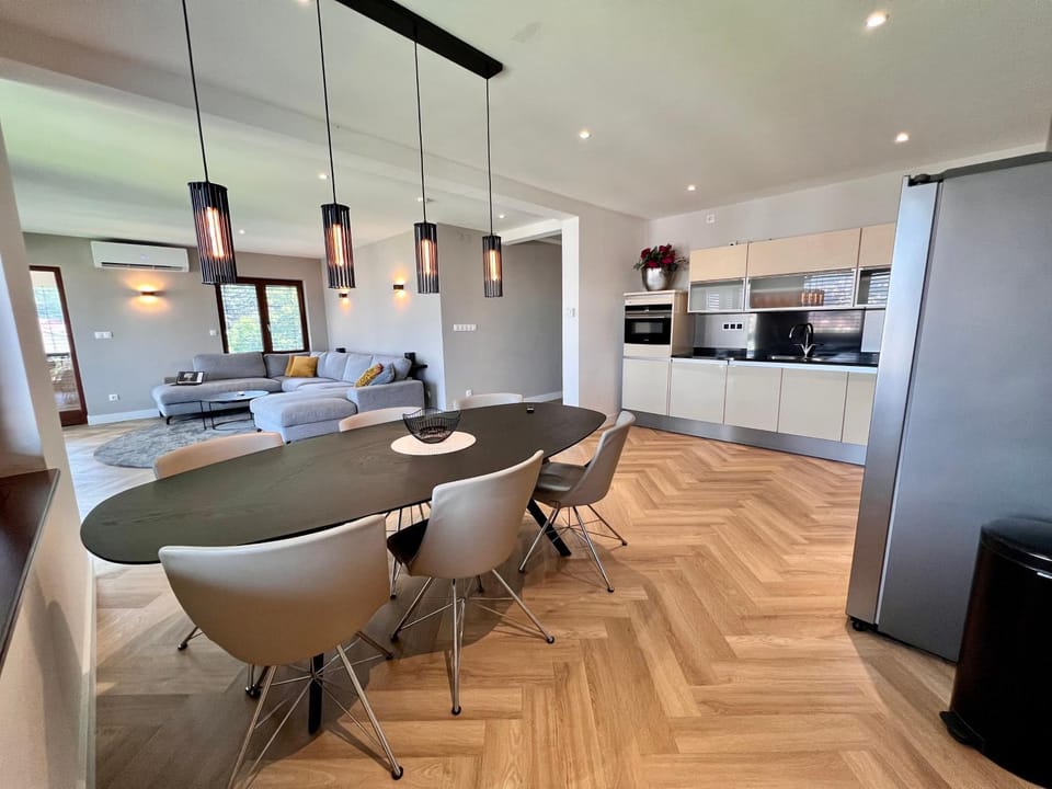 Kitchen or kitchenette, Dining area, oven, stove