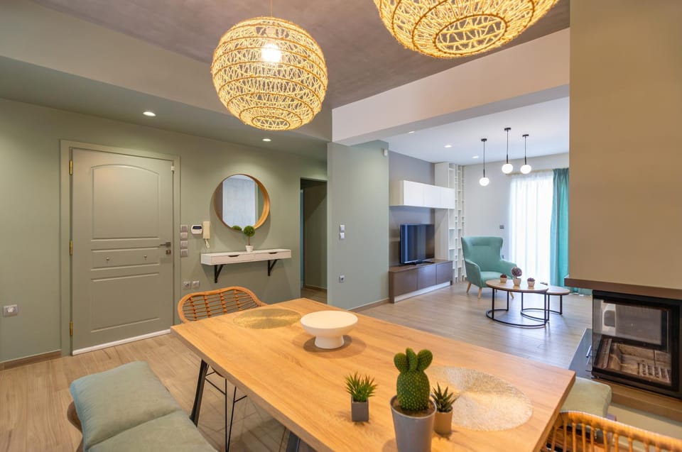 TV and multimedia, Living room, Seating area, Dining area
