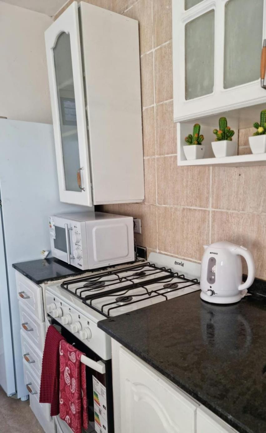 Kitchen or kitchenette, minibar