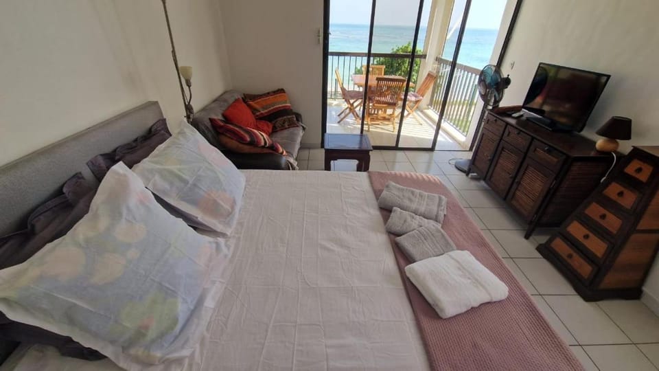 TV and multimedia, Living room, Seating area, Bedroom