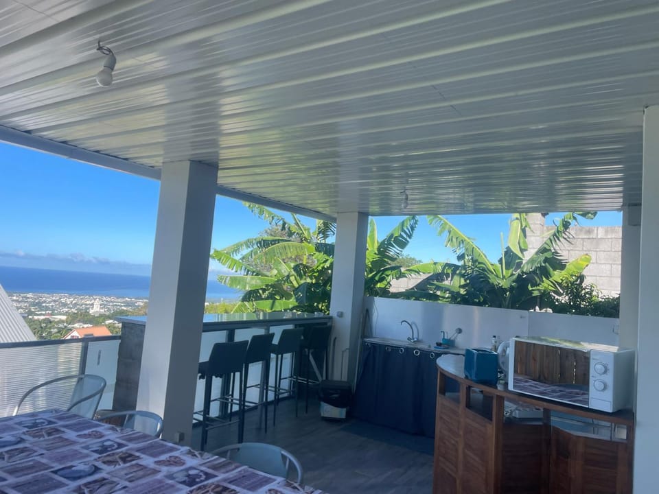 Kitchen or kitchenette, Dining area, Communal kitchen, Sea view, minibar
