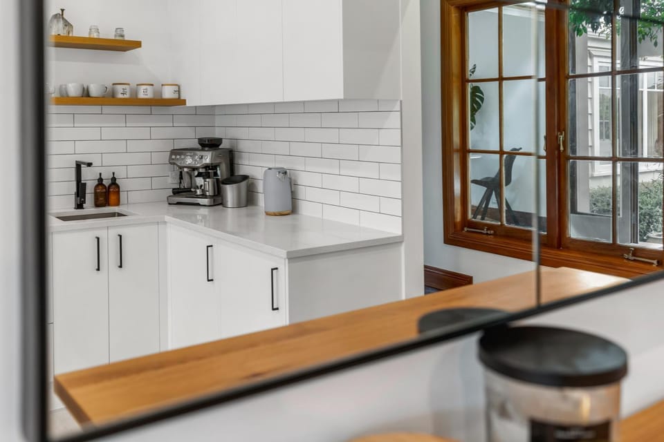 Riverview Homestead Luxury Pool and Spa Retreat House in Auckland