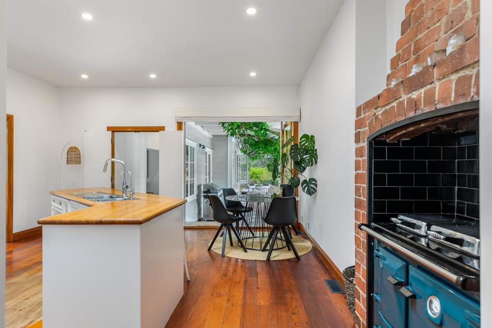 Riverview Homestead Luxury Pool and Spa Retreat House in Auckland