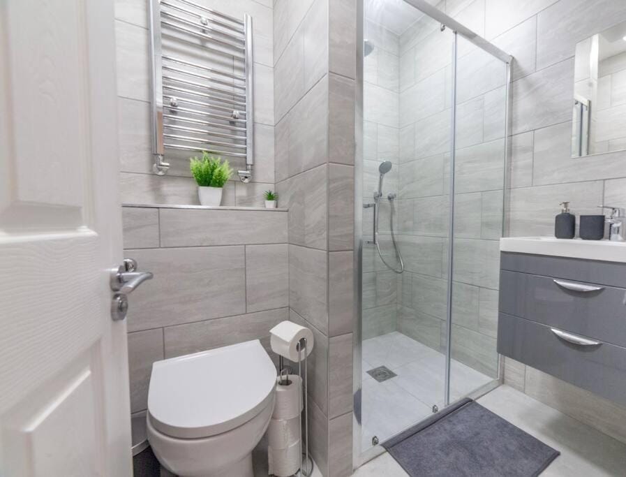 Shower, Toilet