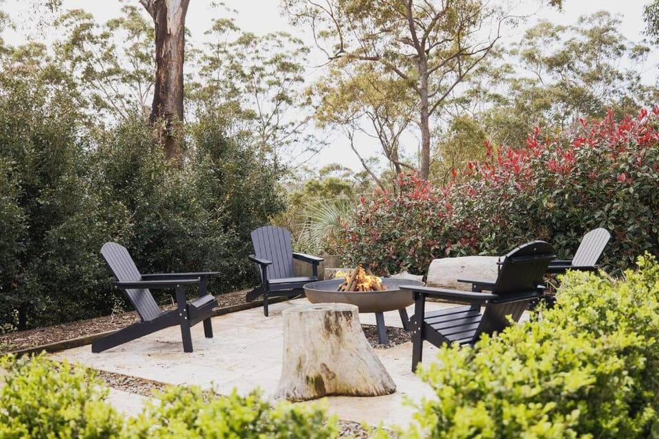 Garden, Seating area, Garden view, fireplace