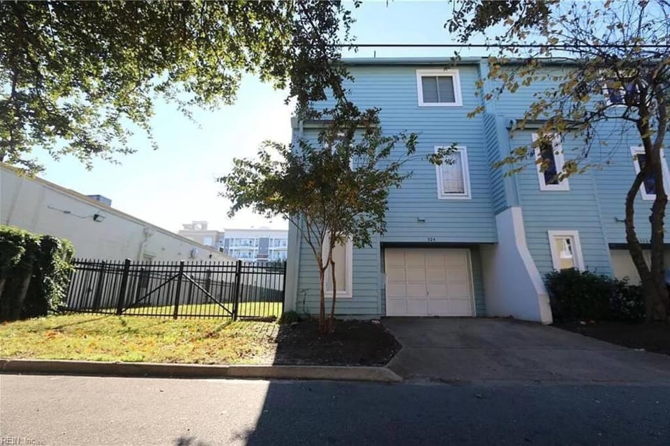 Property building, Facade/entrance, Street view, Parking