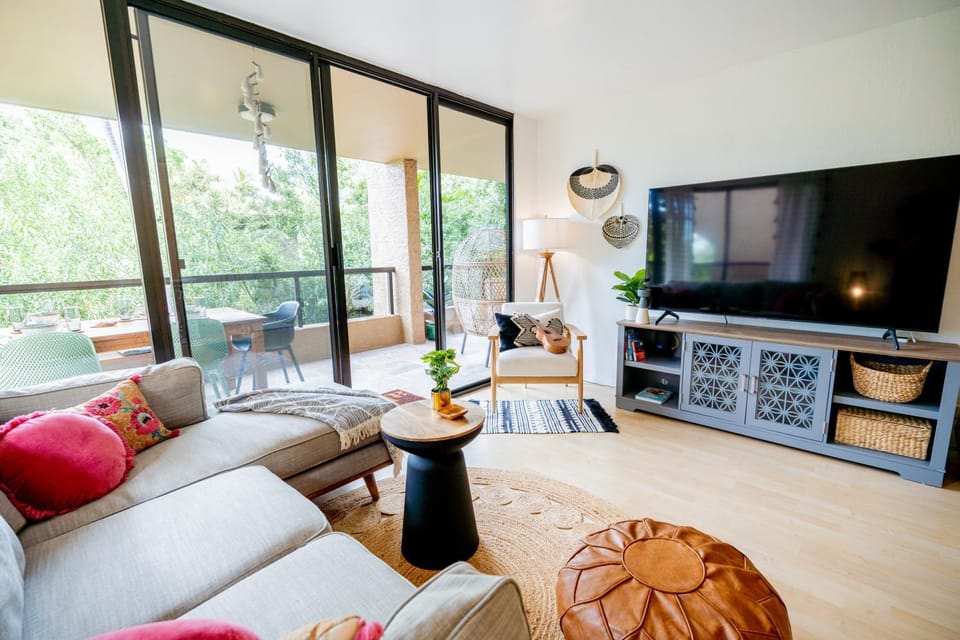 TV and multimedia, Living room, Seating area, Evening entertainment