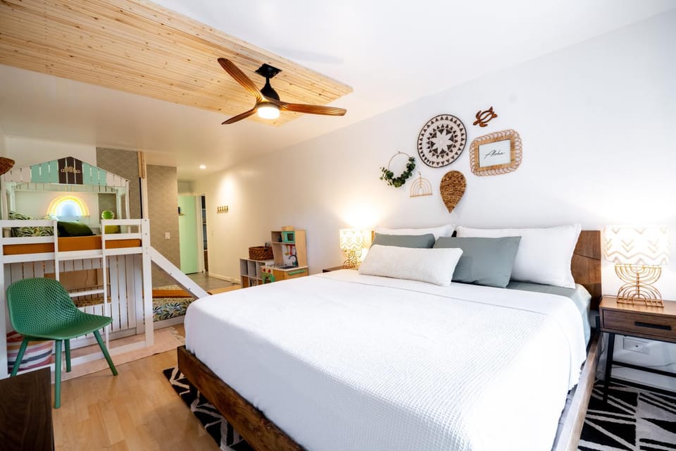 Bed, Photo of the whole room, Bedroom, fireplace