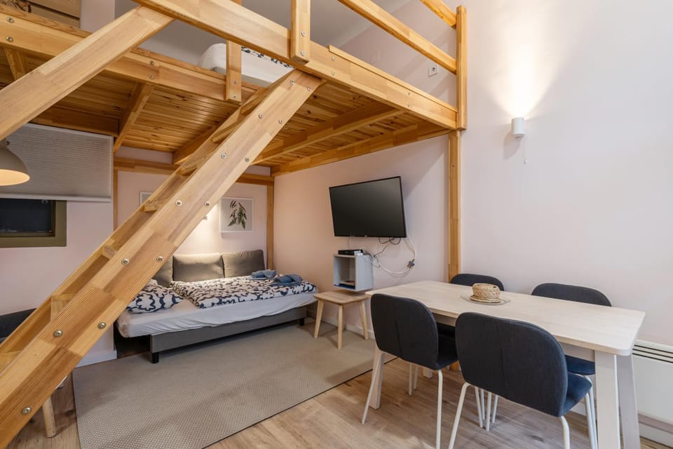 Bed, Seating area