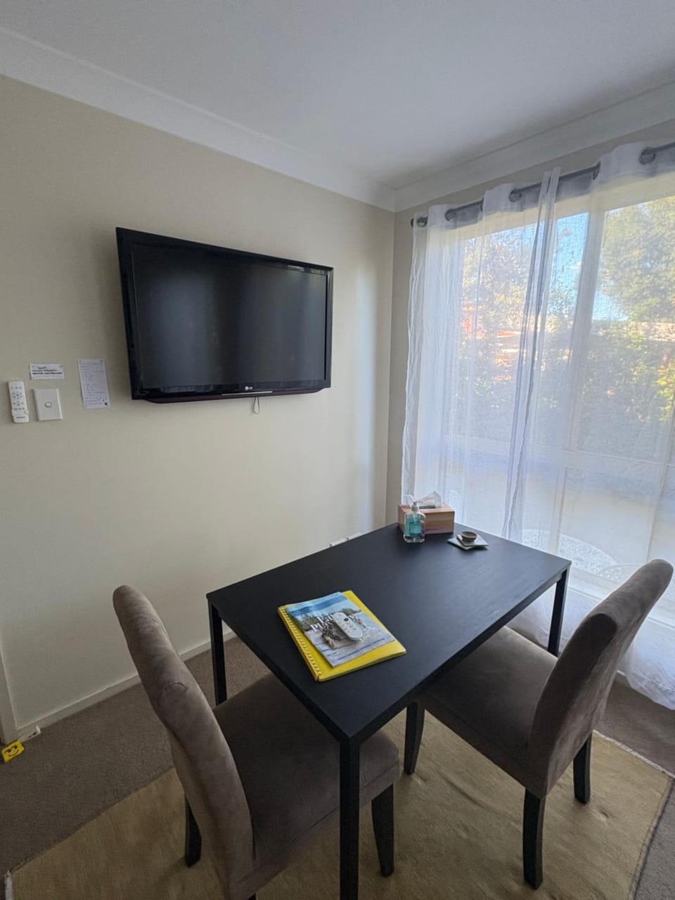 TV and multimedia, Seating area, Dining area