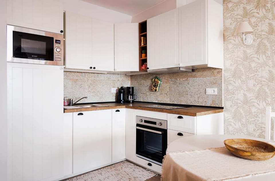 Coffee/tea facilities, Kitchen or kitchenette, minibar, oven, pet friendly, stove