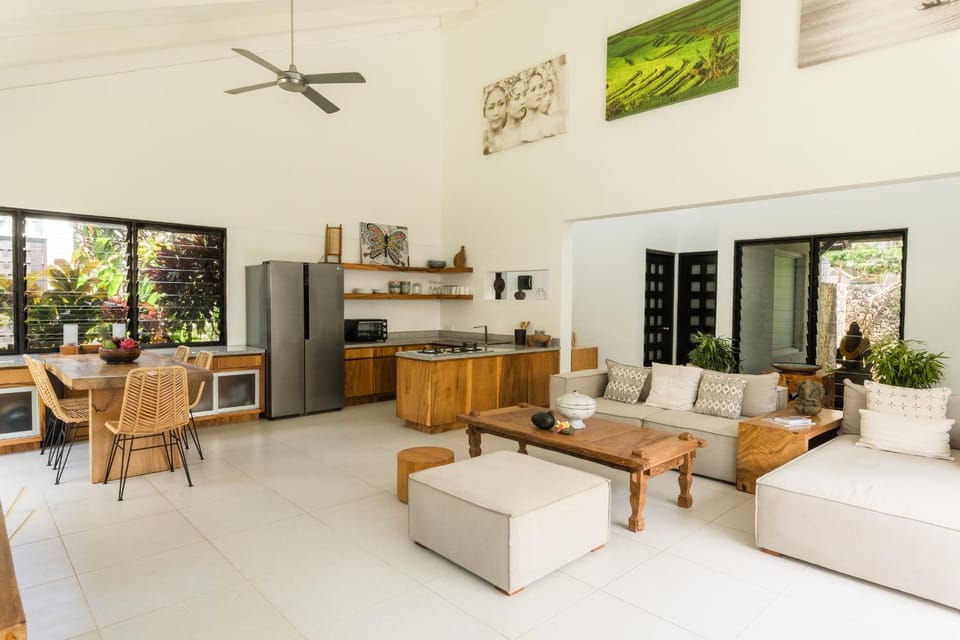Property building, Kitchen or kitchenette, Living room, Seating area, Dining area