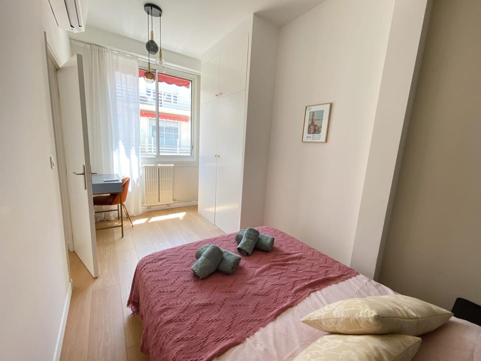 Bed, Bedroom, towels