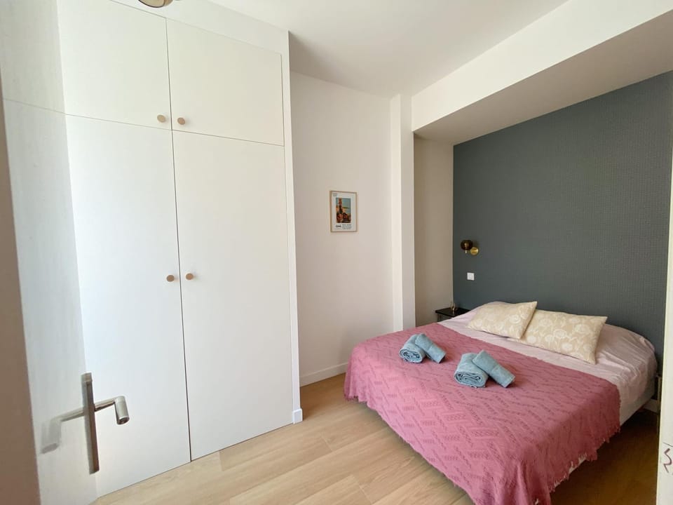 Bed, Photo of the whole room, Bedroom, wardrobe