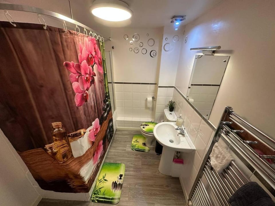 London - 2 Bed Flat - Sleeps 4 - Parking - Wifi Apartment in London