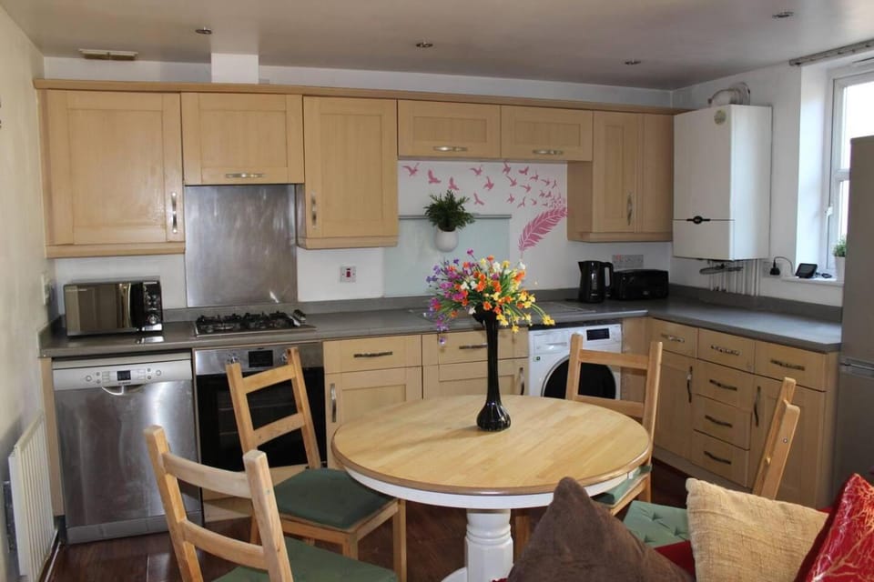 London - 2 Bed Flat - Sleeps 4 - Parking - Wifi Apartment in London