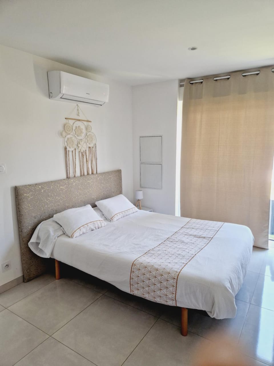 Bed, air conditioner
