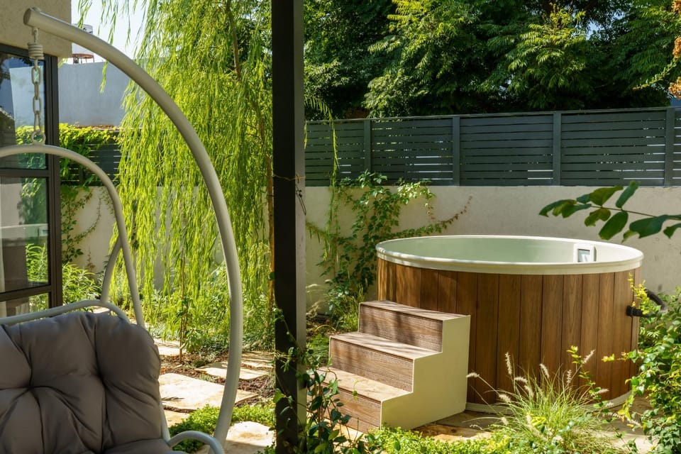 Garden, Hot Tub