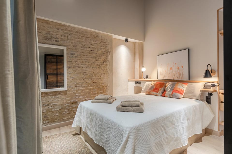 Bed, Photo of the whole room, Bedroom, towels