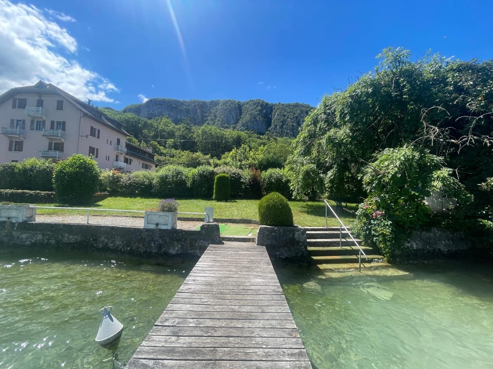 Rare 2 bedroom with private beach on Lake Annecy Apartment in Doussard