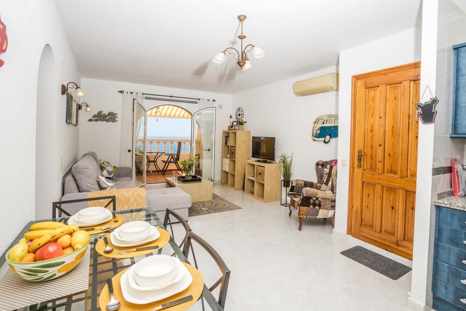 Living room, Seating area, Dining area, Food, air conditioner