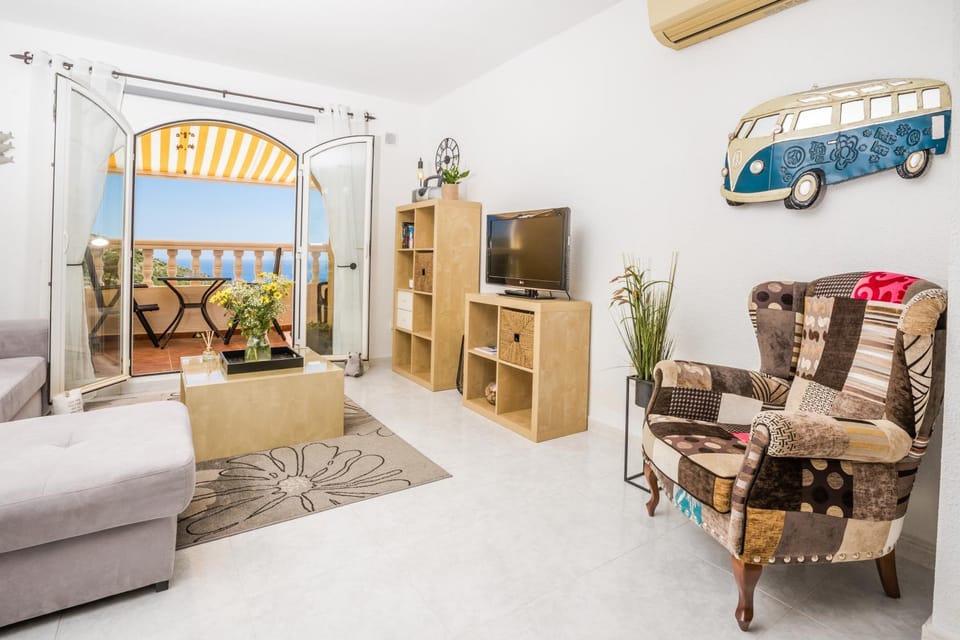 TV and multimedia, Living room, Seating area, Evening entertainment, air conditioner