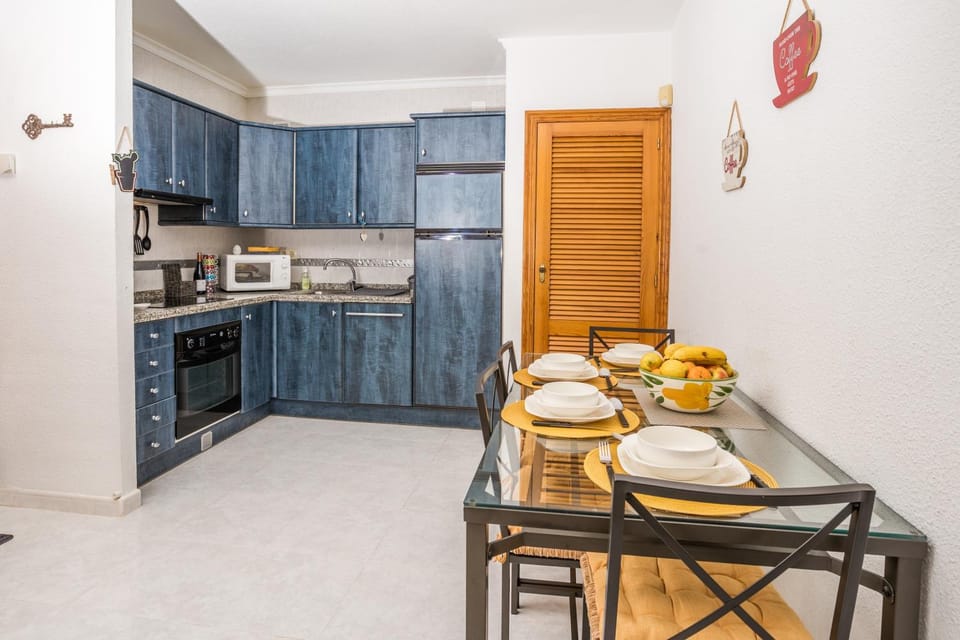 Kitchen or kitchenette, Dining area, minibar, pet friendly, stove