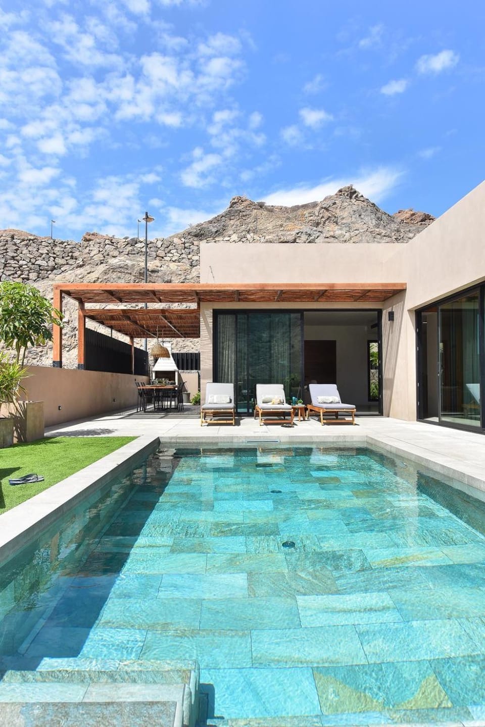 Property building, Day, Natural landscape, Mountain view, Pool view, Swimming pool, sunbed
