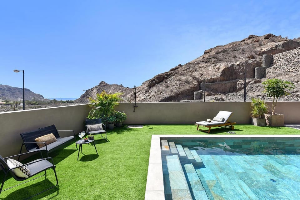 Day, Natural landscape, Mountain view, Pool view, Swimming pool, sunbed