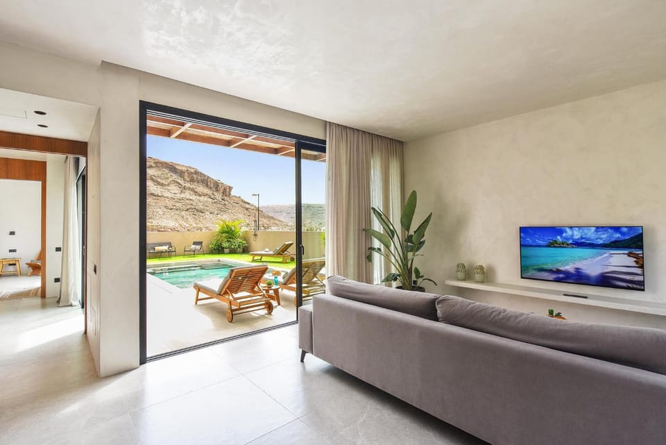 Day, Natural landscape, TV and multimedia, Living room, Seating area, Mountain view, Pool view, Swimming pool, sunbed