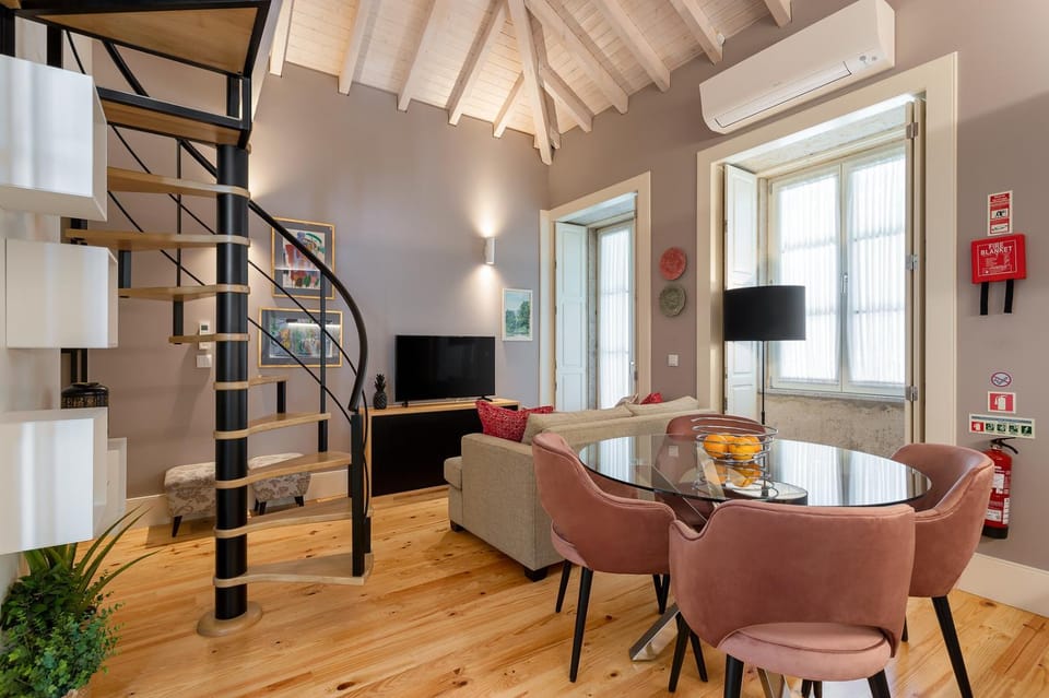 TV and multimedia, Living room, Seating area, Dining area