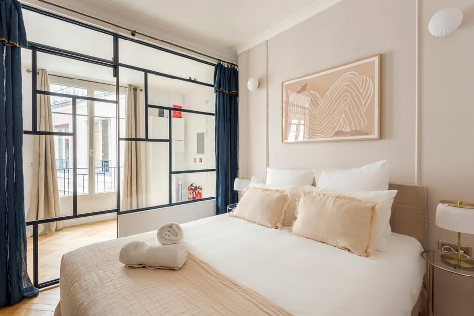Bed, Bedroom, towels