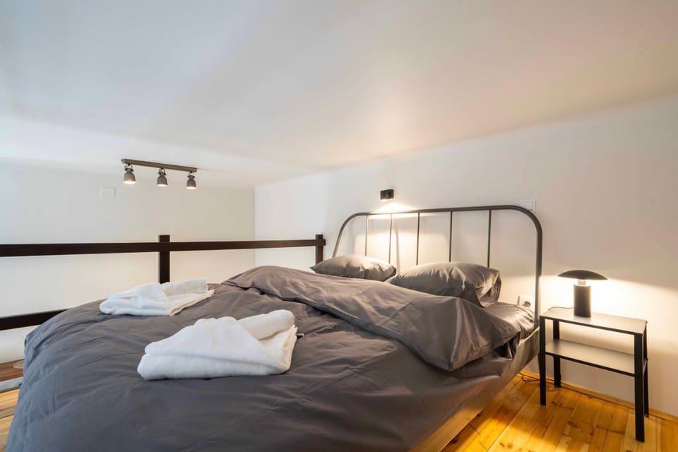 Bed, towels