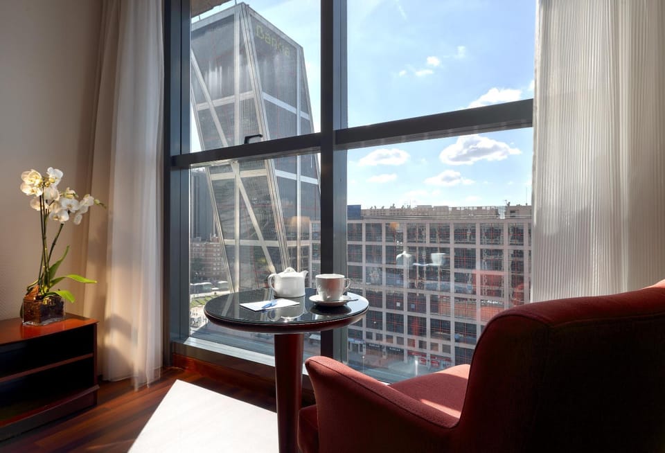 View (from property/room), Living room, Decorative detail, Seating area, Bedroom, City view