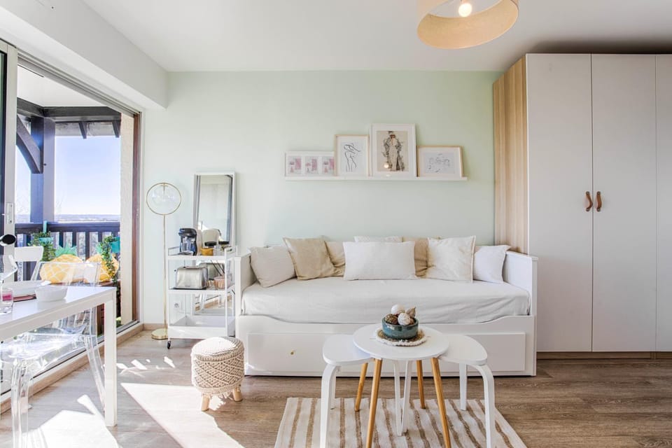 TV and multimedia, Coffee/tea facilities, Living room, City view, cot, fireplace, wardrobe