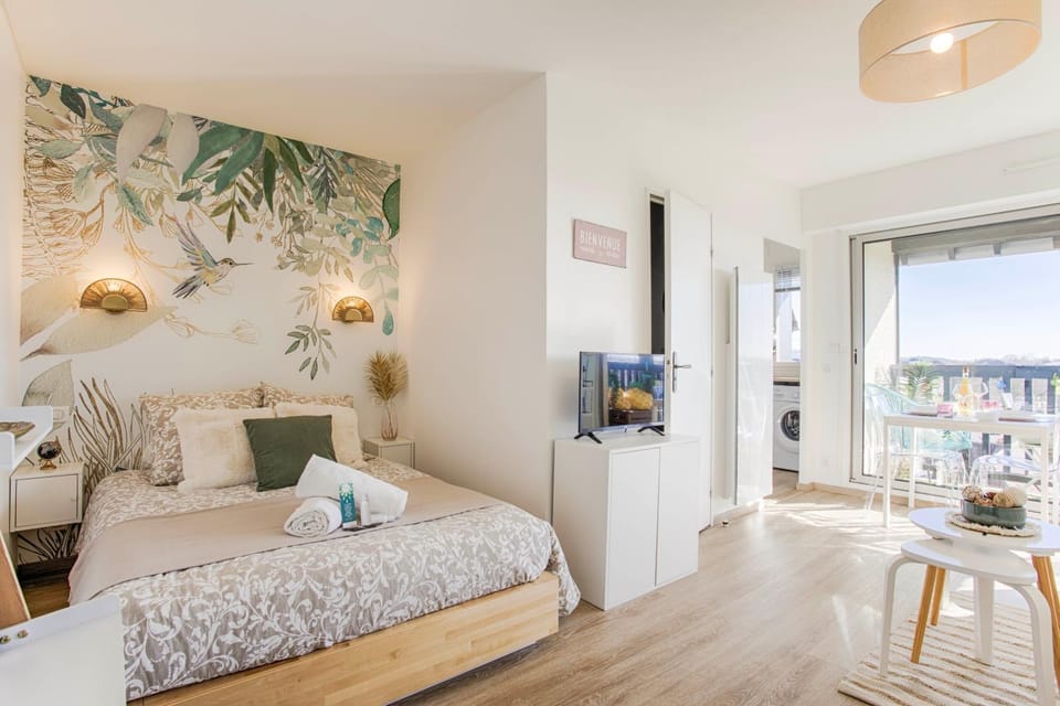 Bed, TV and multimedia, Balcony/Terrace, Living room, Dining area, City view, furniture, locker, washing machine