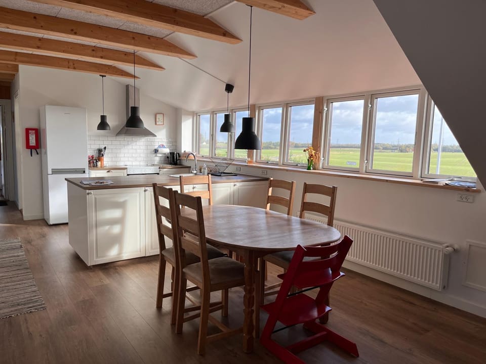 Kitchen or kitchenette, Dining area