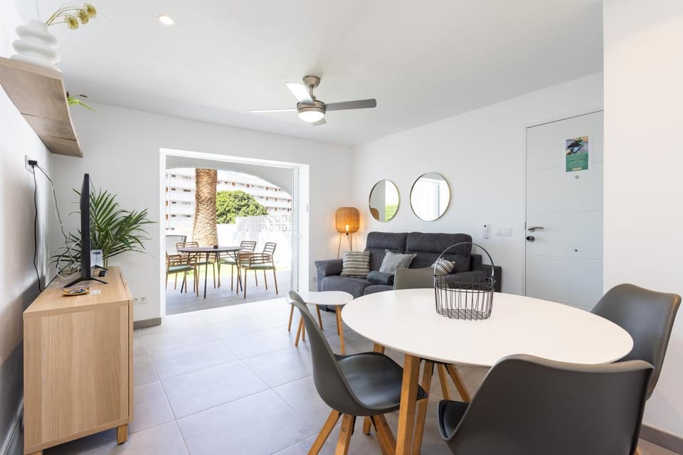 Communal lounge/ TV room, TV and multimedia, Living room, Seating area, Dining area, fireplace
