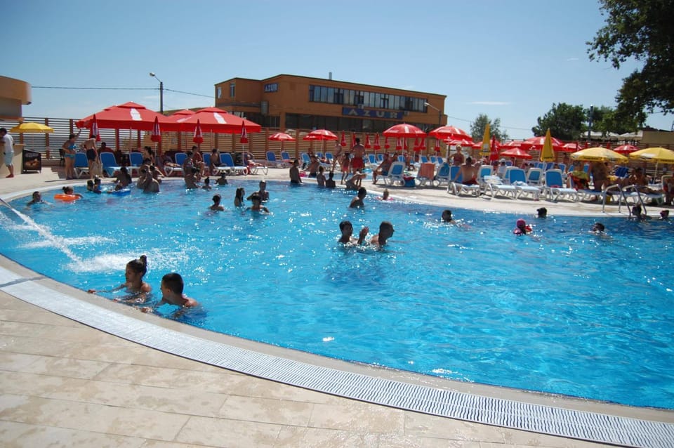 Day, People, Pool view, Swimming pool, children, group of guests, sunbed