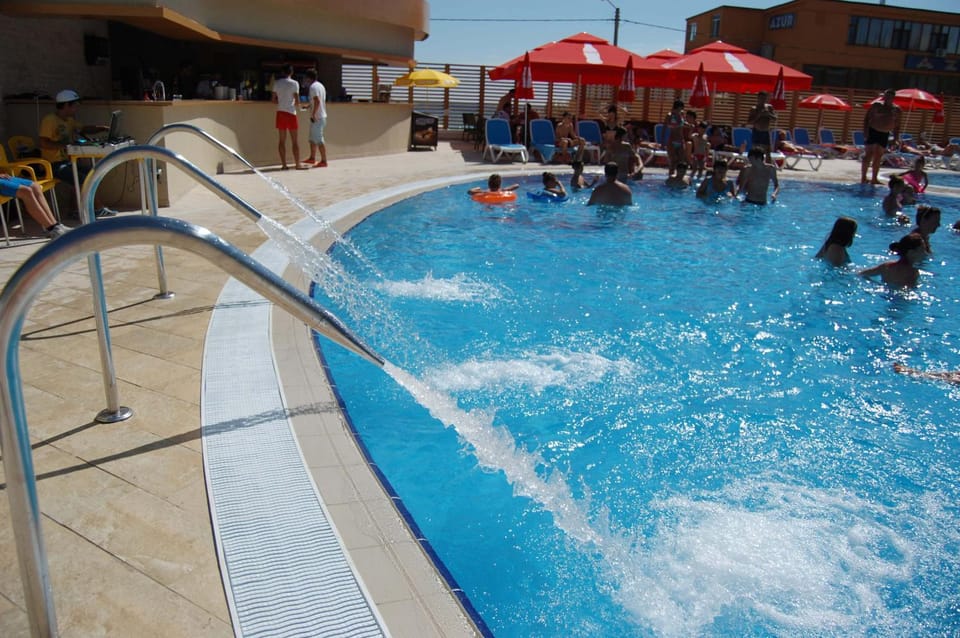 Day, Pool view, Swimming pool, group of guests, sunbed