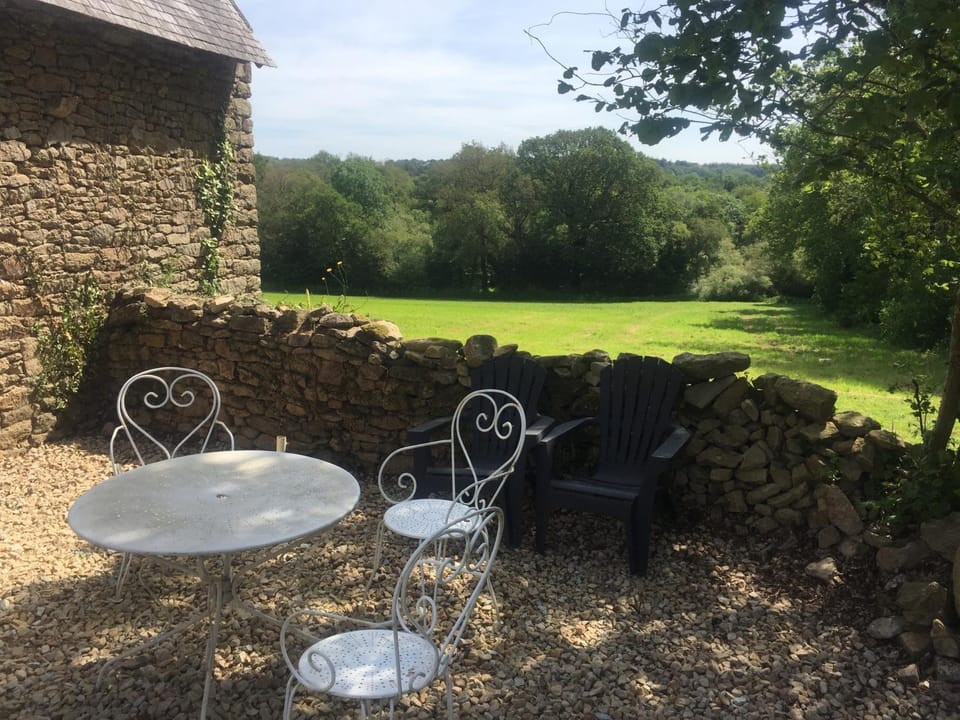 Gîte au Calme 2 à 6 personnes dans un paysage totalement paisible -plages à 22 min- Quite Cottage 2 to 6 persons in total peaceful landscape -beaches at 22 min- House in Brittany